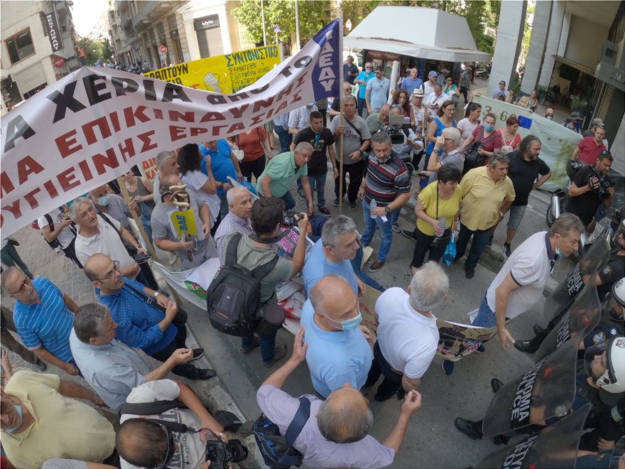 Πορεία ΠΟΕΔΗΝ: Τραυματίστηκε στο κεφάλι ο πρόεδρος της Ομοσπονδίας Μ.Γιαννάκος (φώτο-βίντεο)