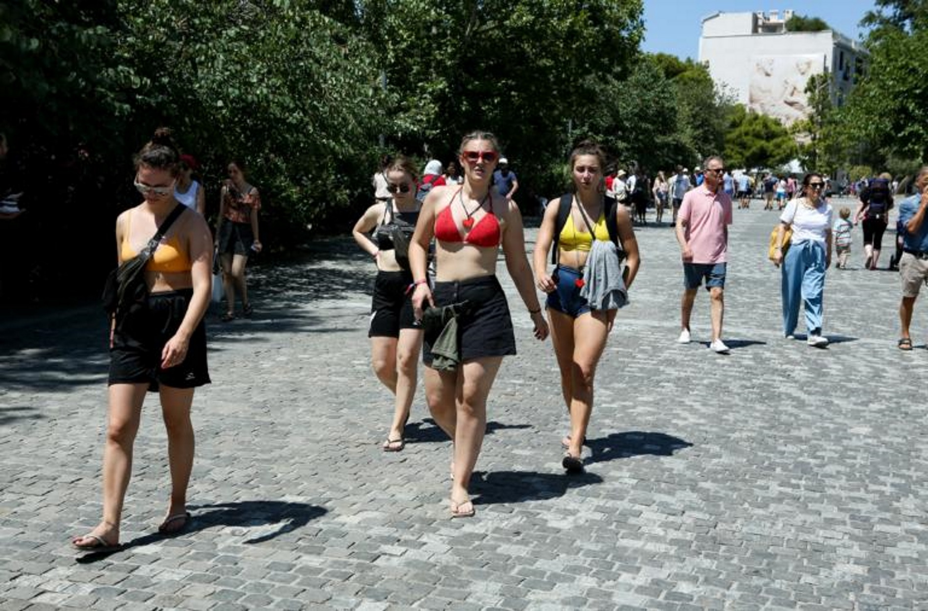 «Πλήγμα» για τον τουρισμό: Οι Βρετανοί ακυρώνουν τις διακοπές τους στην Ελλάδα εξαιτίας των περιορισμών