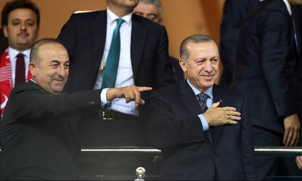 «Εκτός εαυτού» ο Τσαβούσογλου κατά Γαλλίας και ΗΑΕ για  Λιβύη: «Ο ένας δίνει τα όπλα και ο άλλος πληρώνει»