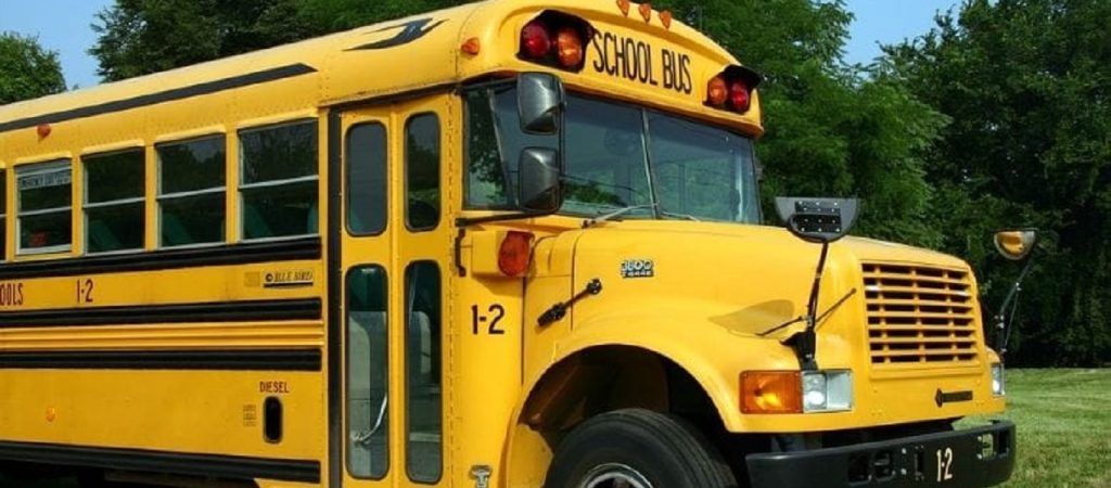 Σχολικό λεωφορείο «τυλίχθηκε» στις φλόγες – Αυξημένη η κίνηση στην εθνική οδό