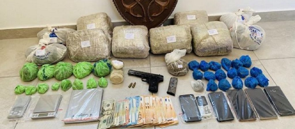 Μύκονος: «Χειροπέδες» σε πέντε αλλοδαπούς για κατοχή ναρκωτικών και όπλων