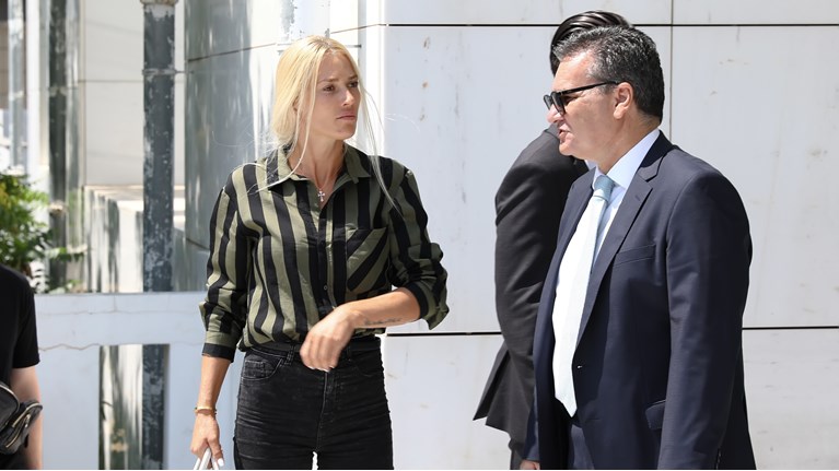 Υπόθεση δολοφονίας Γ.Μακρή: Στο δικαστήριο για τη δίκη η Β.Καρύδα (φώτο)