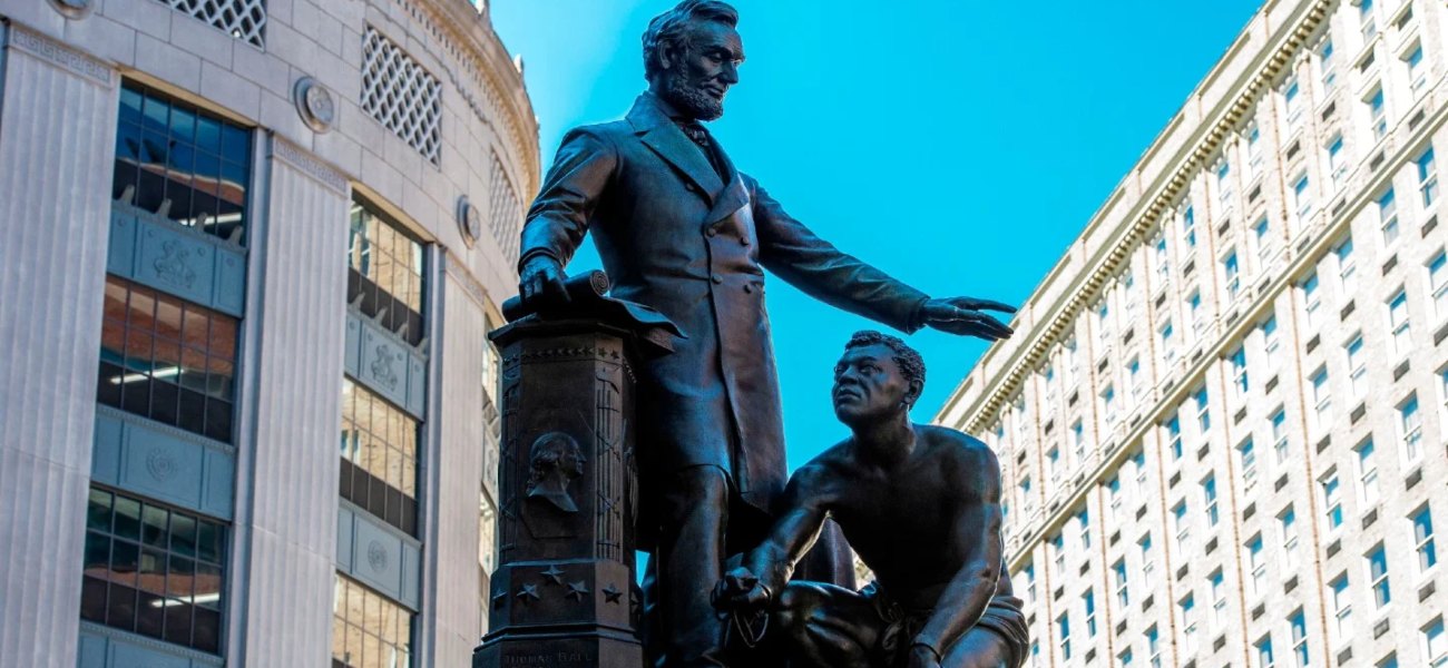 Αφαιρούν άγαλμα του Λίνκολν από την Βοστώνη λόγω… μαύρου γονατισμένου πρώην σκλάβου