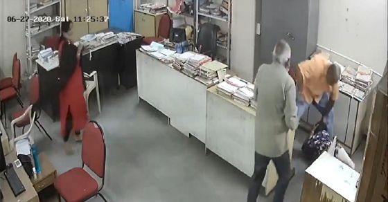 Βίντεο: Του είπε να βάλει μάσκα και την «ρήμαξε» στο ξύλο με πόδι καρέκλας