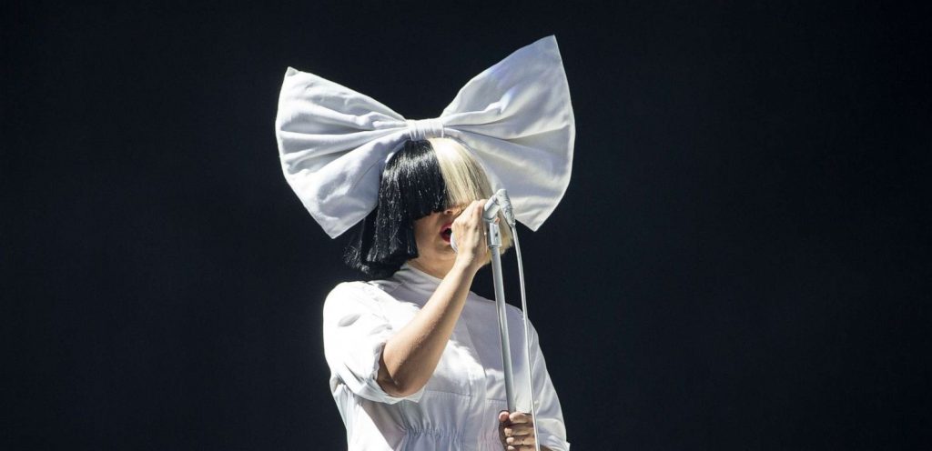 Sia: Έγινε γιαγιά στα… 44 της χρόνια