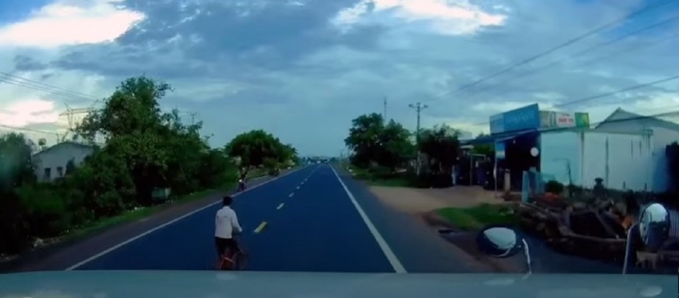 Ποδηλάτης «φλέρταρε» με νταλίκα κι ούτε καν το κατάλαβε (βίντεο)