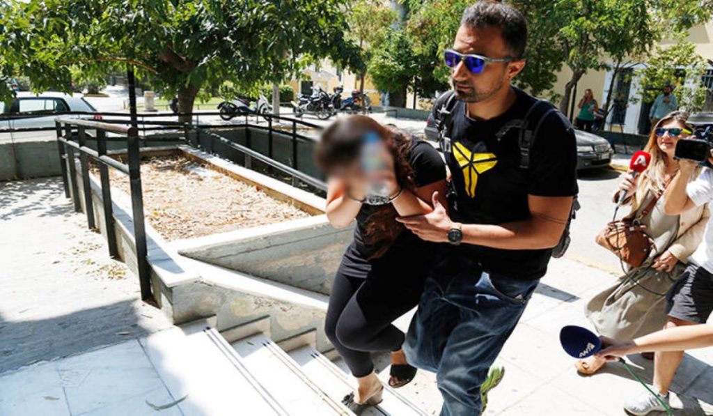 Έγκλημα στο Κορωπί: Η κόρη της 35χρονης παρακαλούσε την ερωμένη του πατέρα της – «Μη σκοτώσεις τη μαμά μου» (βίντεο)