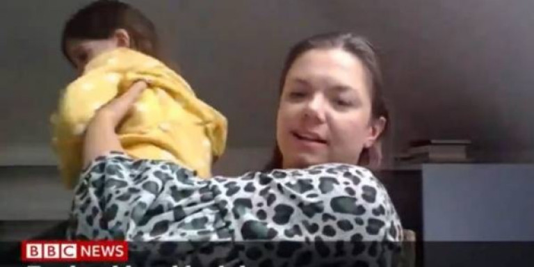 Η πιτσιρίκα που έγινε viral: Εισέβαλε σε live μετάδοση του BBC και έκανε την πιο επική ερώτηση (βίντεο)