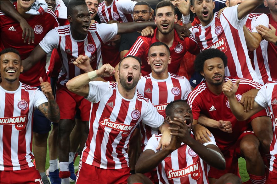 Ολυμπιακός: Ξεκίνησε το πάρτι για την κατάκτηση του πρωταθλήματος – Έκαναν «μούσκεμα» τον Μαρτίνς (βίντεο-φωτο)