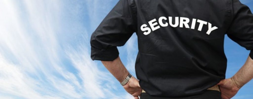 Σκωτία: Άνδρας security έγινε παγκόσμιο viral – Κράτησε ομπρέλα σε σκύλο για να μη βραχεί (βίντεο-φωτο)