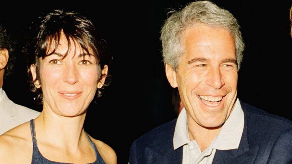 Υπόθεση Τζ.Έπσταϊν: Συνελήφθη από το FBI η μυστηριώδης Γ.Μάξγουελ – Θεωρείται το νο.2 του κυκλώματος