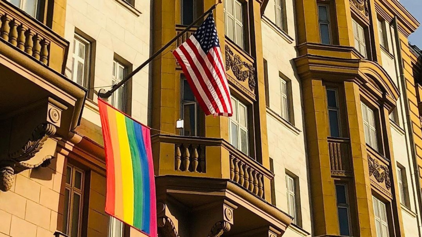 Β.Πούτιν για σημαία των γκέι  στην πρεσβεία των ΗΠΑ στη Μόσχα: «Δείχνει ποιοι εργάζονται εκεί»!