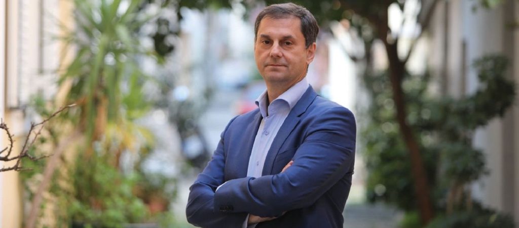 ΣΥΡΙΖΑ: «Ο Κ. Μητσοτάκης πρέπει ή να διώξει τον Χ. Θεοχάρη ή να αναλάβει την ευθύνη για το μπάχαλο στον τουρισμό»