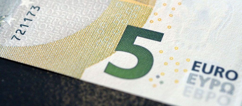 Κυκλοφορούν νέα χαρτονομίσματα των πέντε ευρώ – Τι διαφορά έχουν από τα παλιά (φώτο)