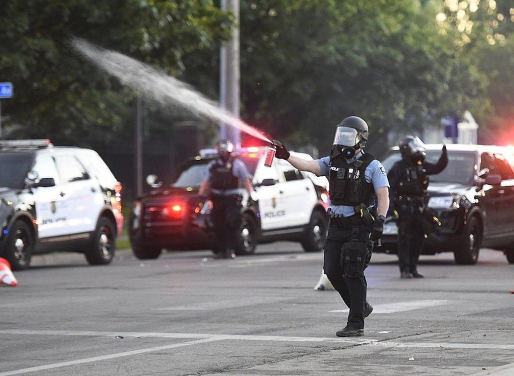ΗΠΑ: Σφοδρές αντιδράσεις προκαλεί βίντεο που δείχνει αστυνομικούς να πανηγυρίζουν επειδή πέτυχαν διαδηλωτές (βίντεο)