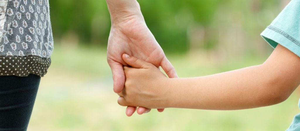 Αναδοχή και υιοθεσία: Ξεκινάει η διαδικασία σύνδεσης παιδιών με υποψήφιους γονείς