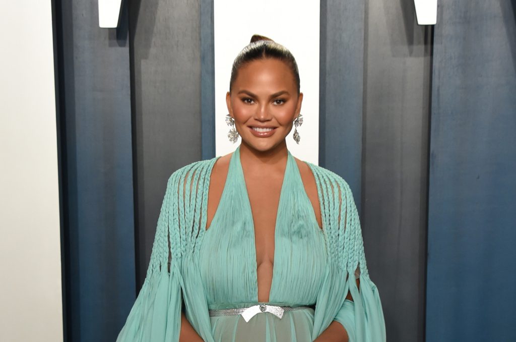 Chrissy Teigen: Ποζάρει topless για να μας δείξει το κάψιμό της και καλύπτει μόνο τα απαραίτητα!
