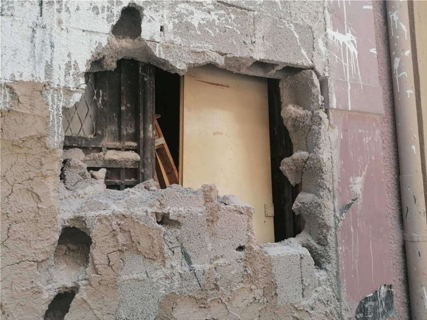 Κουκάκι: Έσπασαν τσιμεντόλιθους σε κτίρια που εκκενώθηκαν – «Κάτω τα ξερά σας» (φωτο)