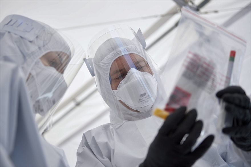 Κορωνοϊός: «Ο ιός αναπαράγεται καλύτερα τώρα και μπορεί να είναι πιο μεταδοτικός» λένε ερευνητές