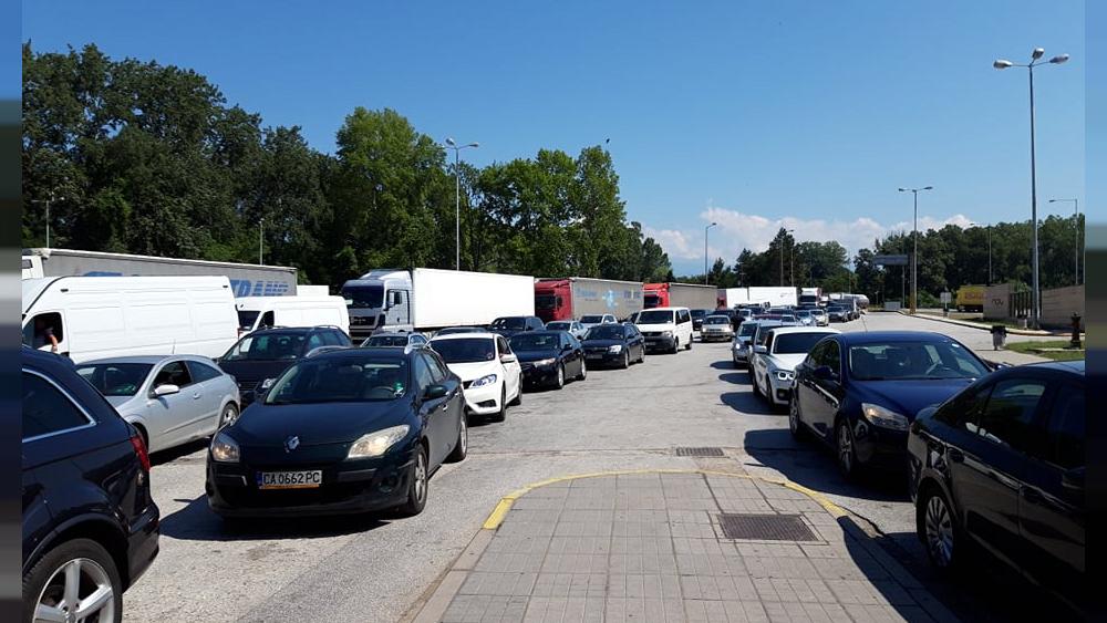 Ουρές χιλιομέτρων στο συνοριακό σταθμό του Προμαχώνα – Τουρίστες θέλουν να περάσουν στην Ελλάδα (φωτό)