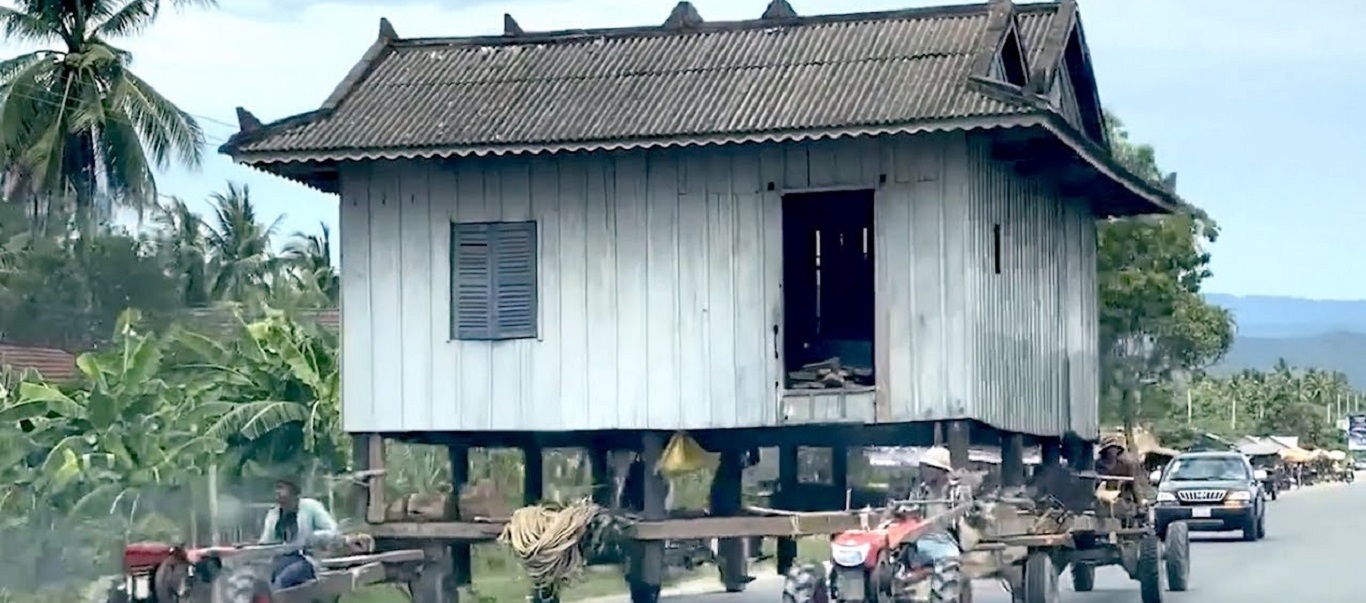 Το πήραν και το σήκωσαν: Μετακόμισαν ολόκληρο το σπίτι με τρακτέρ (βίντεο)