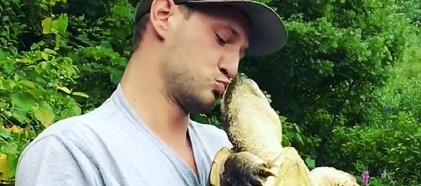Κακή ιδέα: Ψαράς επιχείρησε να φιλήσει χελώνα και το «πλήρωσε» (βίντεο)