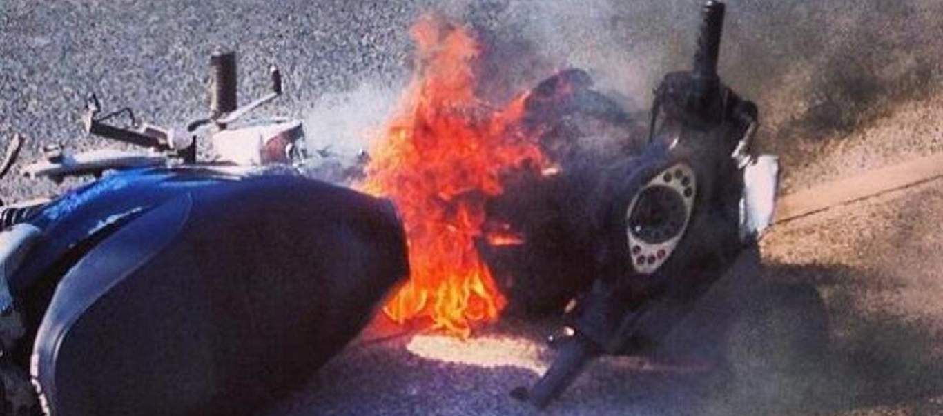 Τρίκαλα: Μηχανάκι έπιασε φωτιά μες στη μέση του δρόμου