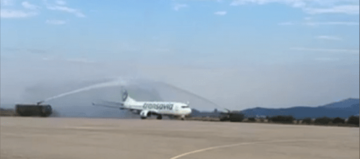 Βόλος: Με αψίδες νερού η υποδοχή της πρώτης πτήσης από το εξωτερικό (βίντεο)