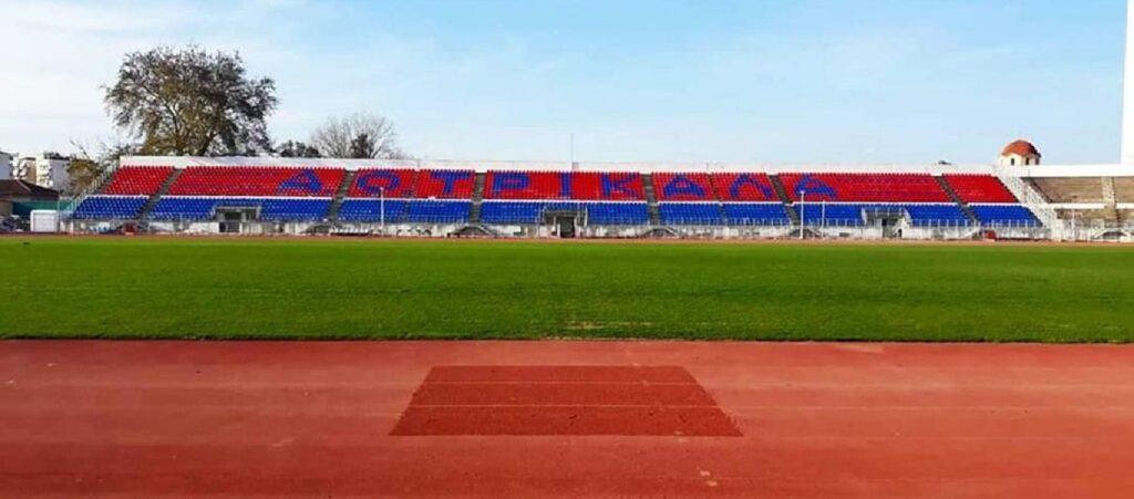 Τρίκαλα: Παντρεύτηκαν στο γήπεδο (φώτο)