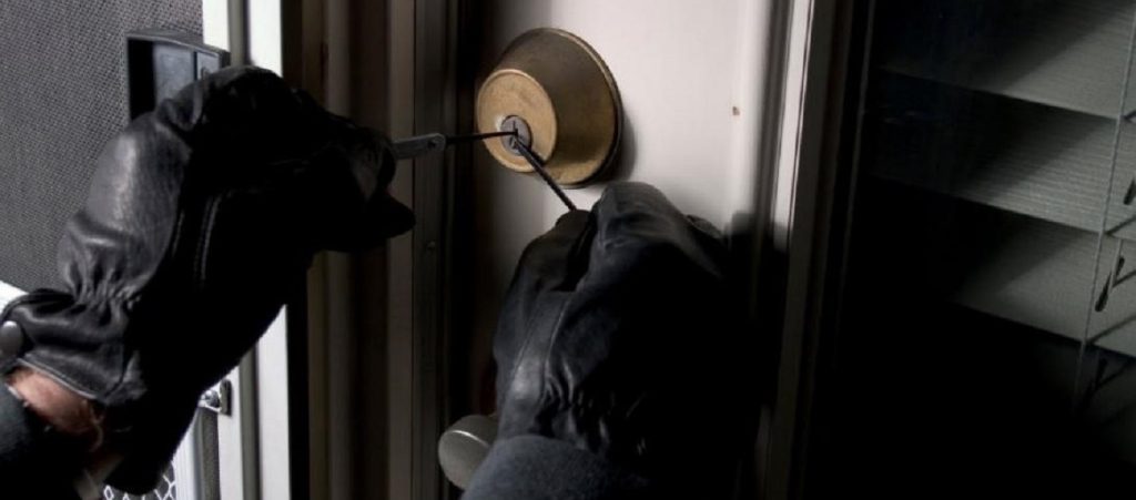 Χτύπησαν επίδοξο διαρρήκτη με το ίδιο του το κατσαβίδι (βίντεο)