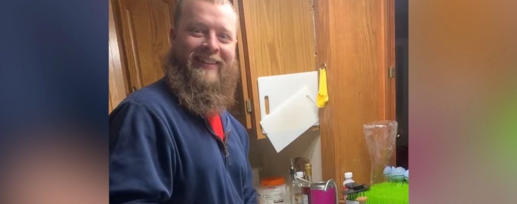 Το κόλπο που σκέφτηκε αυτός ο πατέρας για να πλένει τα μπουκάλια των μωρών θα σας λύσει τα χέρια (βίντεο)