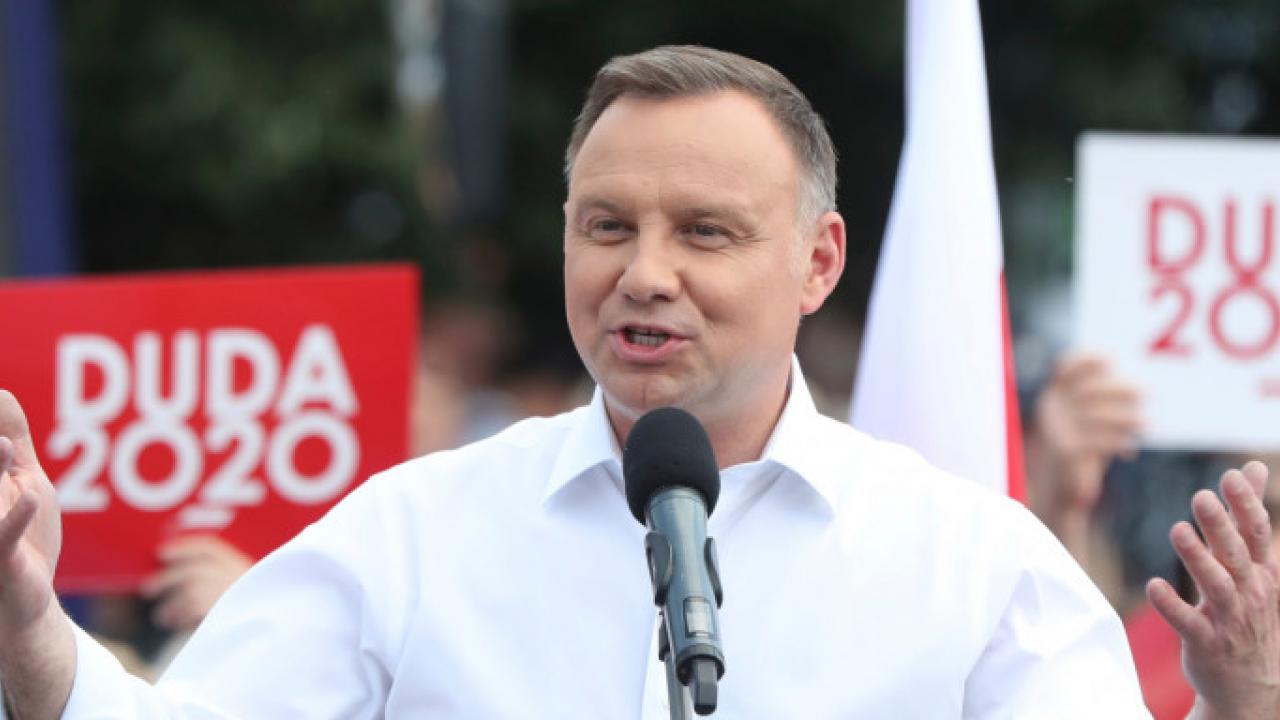 Πρόεδρος της Πολωνίας: «Να μπει στο Σύνταγμα η απαγόρευση υιοθεσίας από ομοφυλόφιλους»