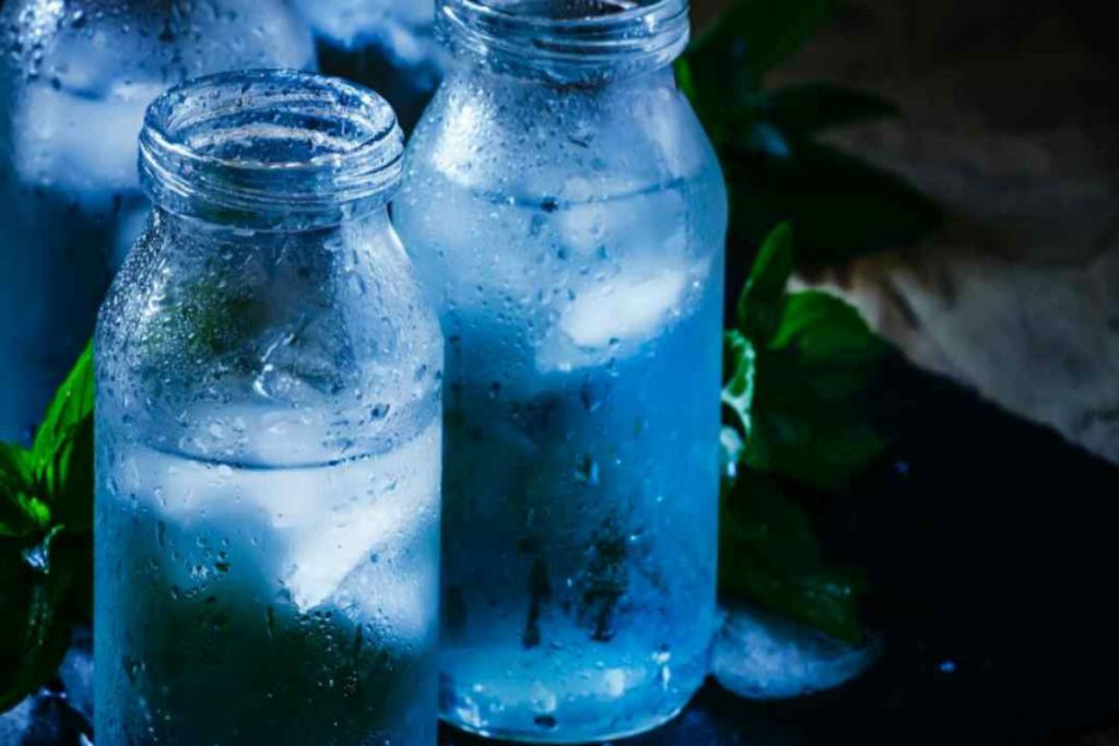 Αυτός είναι ο τρόπος που θα κρατήσει νερό σας κρύο για ώρες (βίντεο)