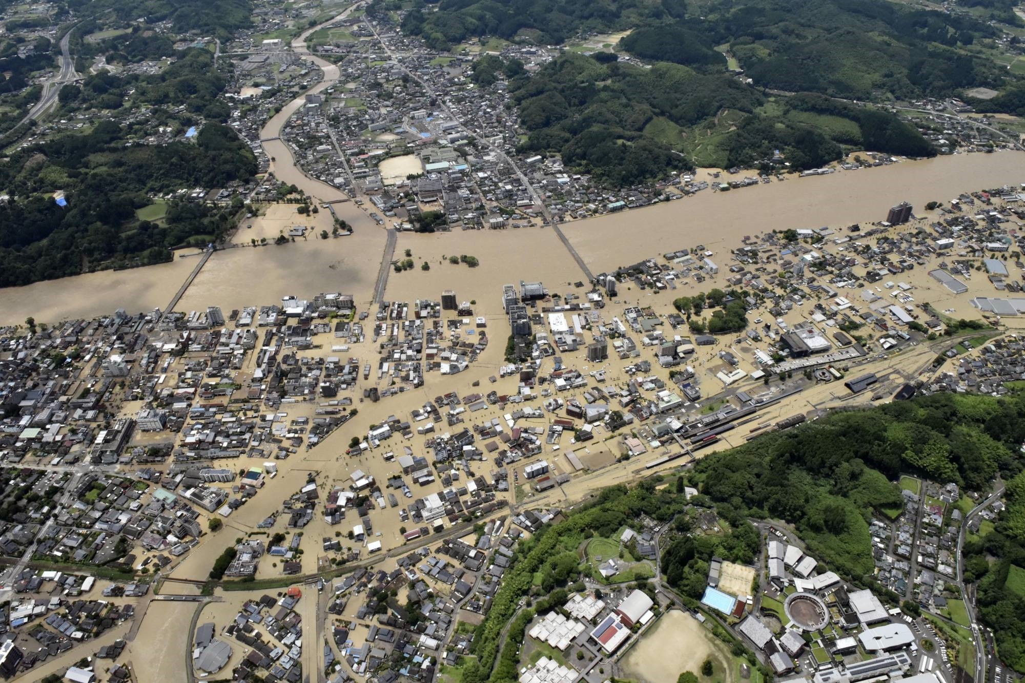 «Πλημμύρισε» η Ιαπωνία: Τουλάχιστον 13 αγνοούμενοι από τις καταρρακτώδεις βροχές (βίντεο)