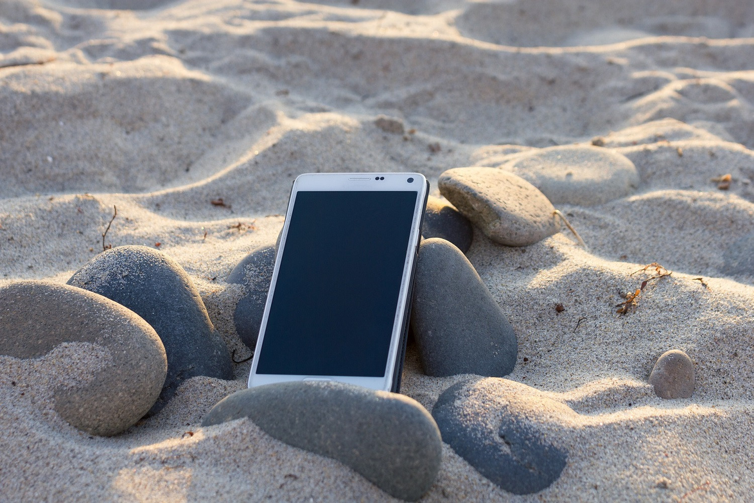 Οι 2+1 κανόνες που πρέπει να τηρείς με το κινητό σου στην παραλία