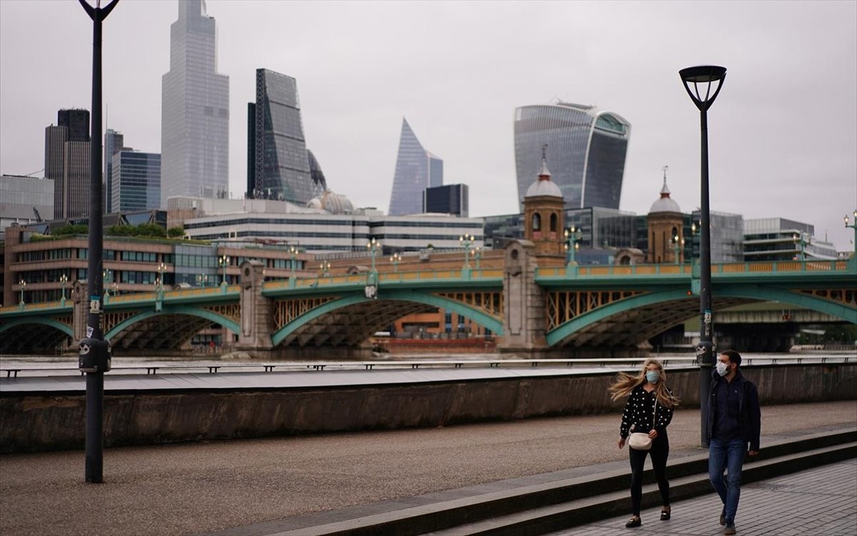 Επιστροφή στην κανονικότητα σήμερα για τη Βρετανία: Ανοίγουν μετά από τρεις μήνες παμπ, εστιατόρια, κομμωτήρια