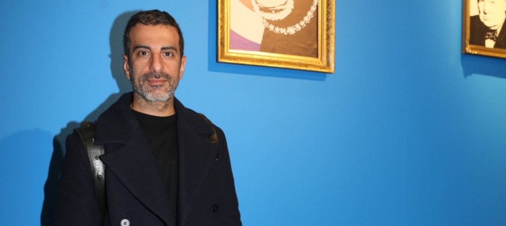 Στέλιος Κουδουνάρης: «Τηλεθεάτρια με χτύπησε με την τσάντα της στο κεφάλι» (βίντεο)