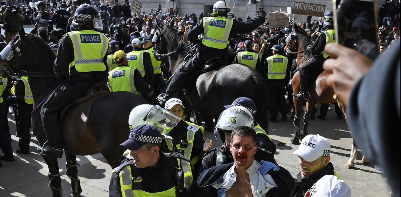 Άγριες συγκρούσεις στην Αγγλία μεταξύ αστυνομίας και διαδηλωτών με αφορμή μια… μουσική εκδήλωση (βίντεο)