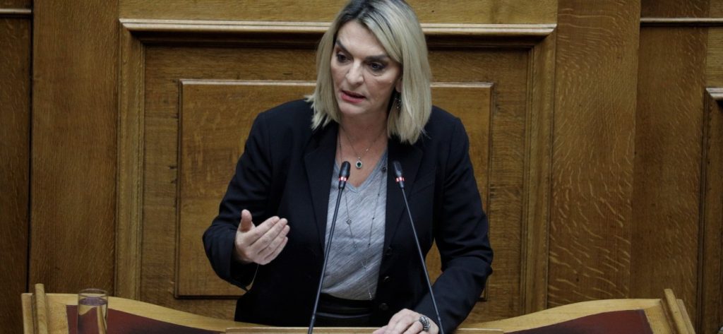 Π. Πέρκα: «H κυβέρνηση νομοθέτησε το “δανεισμό” της αεροπορικής εταιρίας και δεν προστάτεψε τα δικαιώματα των επιβατών»