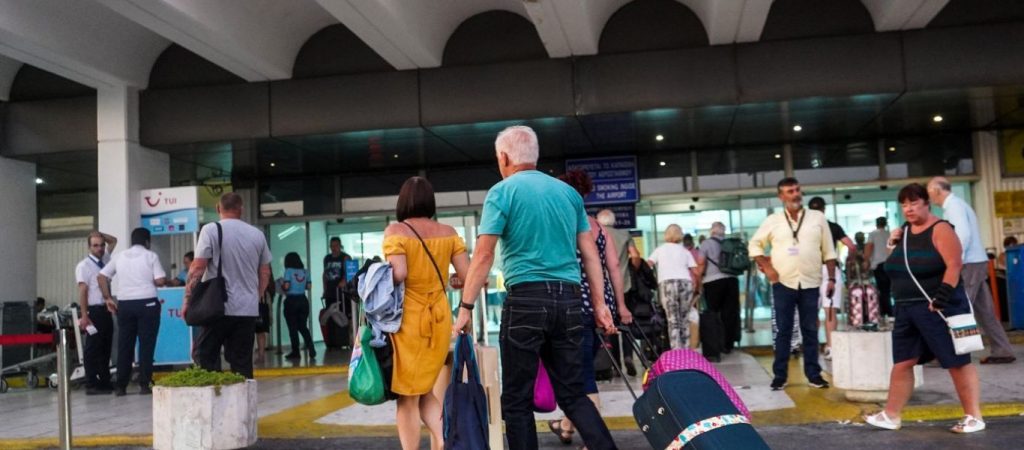 Τουρισμός στην Ελλάδα: Πόσοι τουρίστες έχουν έρθει στη χώρα μας – Πόσα τεστ γίνονται ημερησίως