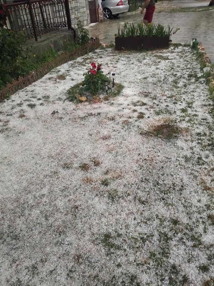 Η κακοκαιρία «σφυροκόπησε» την Κοζάνη – «Άσπρισε» από το… χαλάζι (βίντεο)