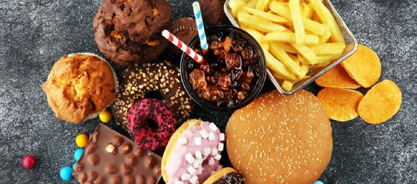 Οι επιστήμονες προειδοποιούν: To junk food αυξάνει τη γυναικεία γκρίνια