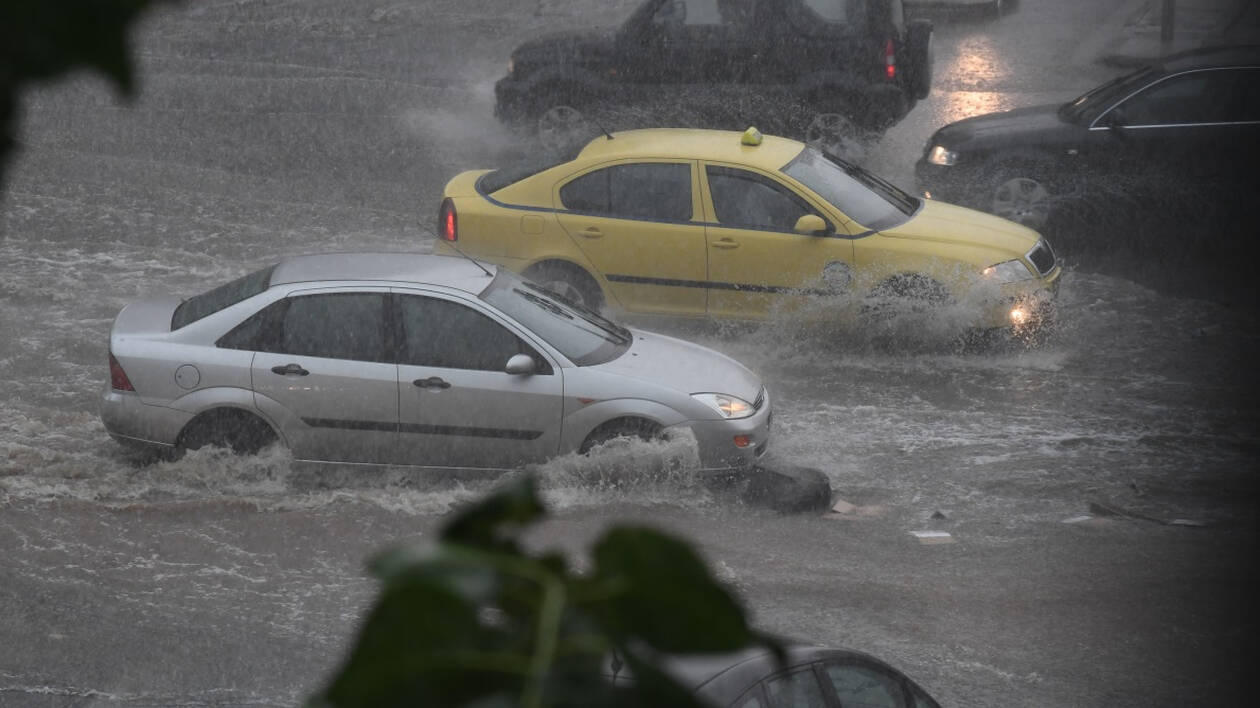 Η κακοκαιρία «χτύπησε» την Θεσσαλονίκη: Ισχυρές βροχοπτώσεις και καταιγίδες – Απεγκλωβίστηκαν 4 άτομα