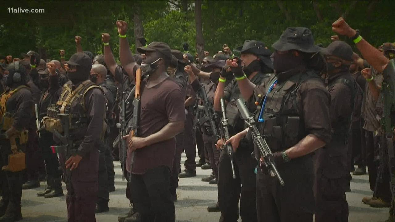 ΗΠΑ: Μαύροι αριστεροί υποστηρικτές του Τ.Μπάϊντεν βαριά οπλισμένοι παρελαύνουν και προκαλούν τους λευκούς (βίντεο)