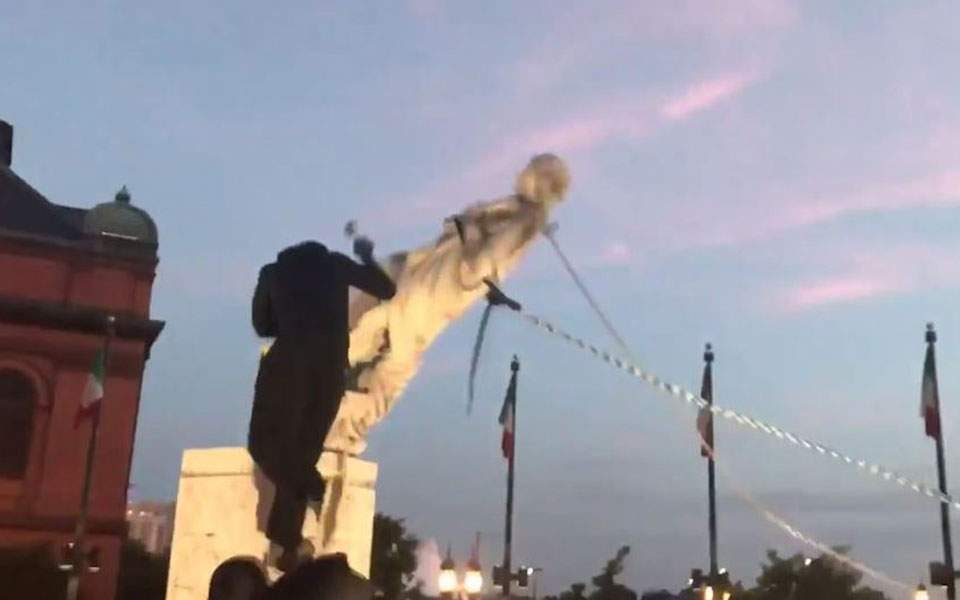 Σοκ στις ΗΠΑ: Ακροαριστεροί εξτρεμιστές γκρέμισαν το άγαλμα του Κολόμβου – Επικροτούν οι Δημοκρατικοί! (βίντεο)