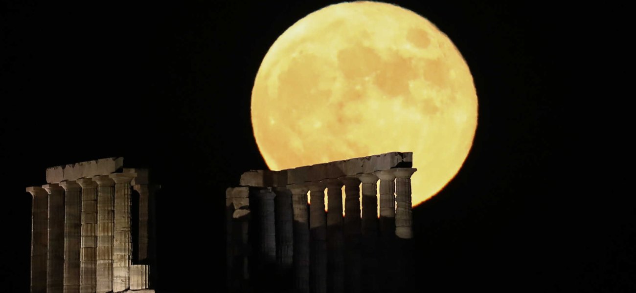 «Κόκκινο φεγγάρι»: Μαγικές εικόνες από το Σούνιο (φώτο)