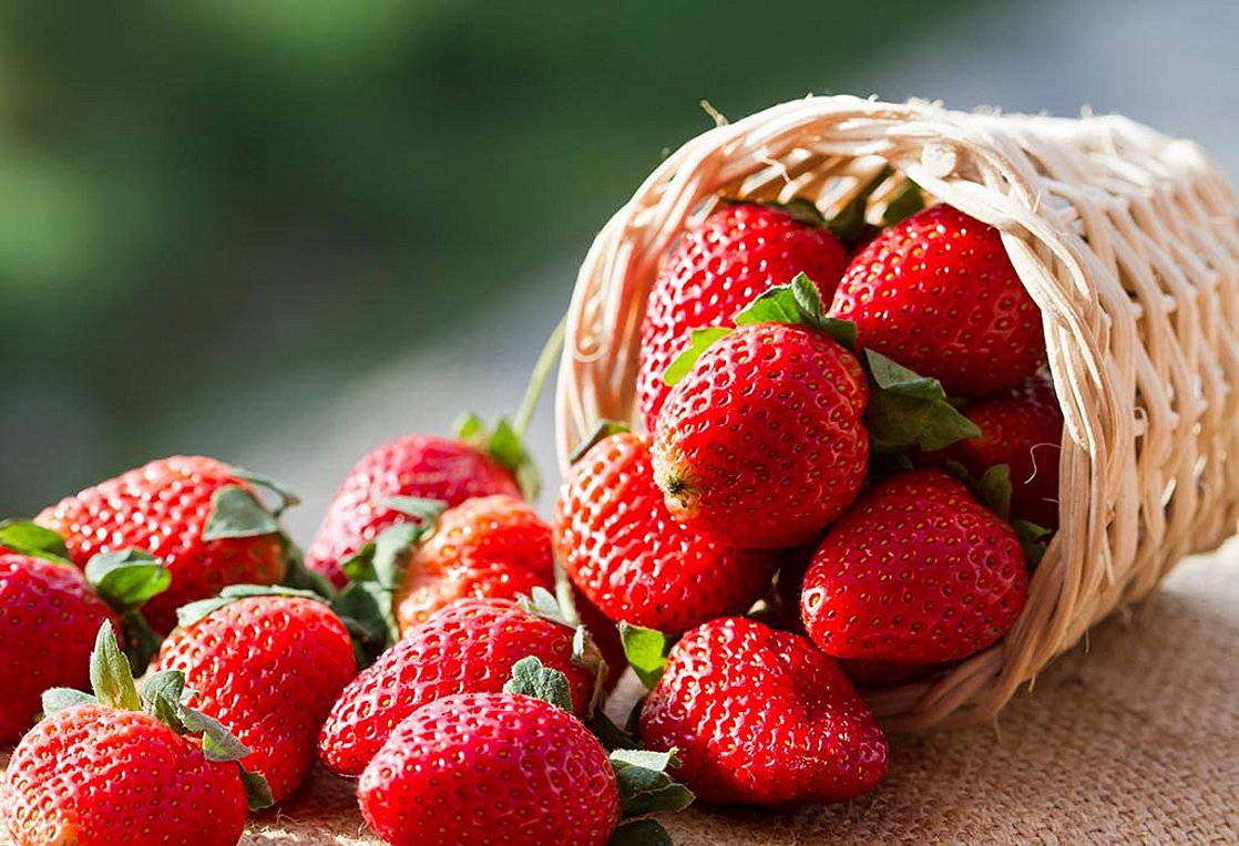 Το εύκολο κόλπο για να διώξετε τα ζωύφια από τις φράουλες (βίντεο)