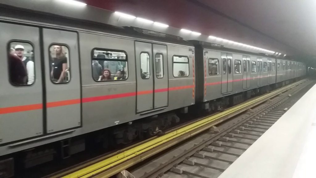 Άντρας έπεσε στις ράγες του μετρό στον σταθμό «Νομισματοκοπείο» – Ανασύρθηκε τραυματισμένος