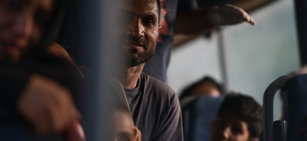 Συνεχίζεται η αποχώρηση παράνομων μεταναστών από τη Μόρια – Εκκενώθηκε η πλατεία Βικτωρίας (φώτο)