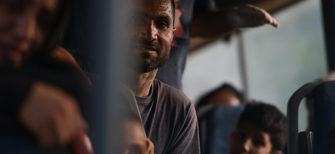 Συνεχίζεται η αποχώρηση παράνομων μεταναστών από τη Μόρια – Εκκενώθηκε η πλατεία Βικτωρίας (φώτο)